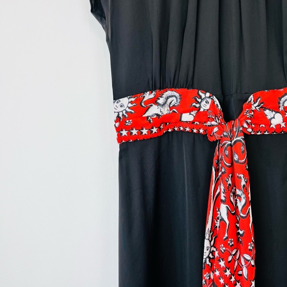 Sandro Black and Red Pleated Cap Sleeve Horoscope Graphic Belted Dress UK S - Picture 12 of 14